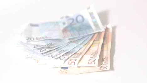 Animation-Von-Euro-Banknoten,-Die-Auf-Weißen-Hintergrund-Fallen