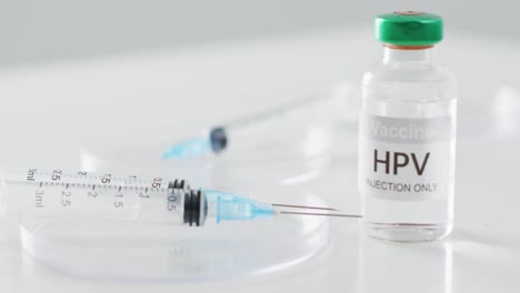 Video-Nahaufnahme-Von-HPV-Impfstofffläschchen-Und-Spritzen,-Mit-Kopierraum