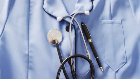 Video-Von-Stethoskop-Und-Stift-Auf-Dem-Blauen-Hemd-Der-Krankenschwesteruniform