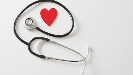 Video-Eines-Stethoskops-Mit-Rotem-Herz-Auf-Weißem-Hintergrund-Mit-Kopierraum