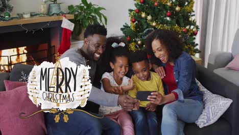 Animación-Del-Texto-De-Saludos-Navideños-Sobre-Una-Familia-Afroamericana-En-Navidad