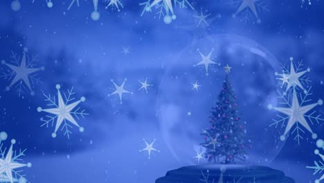 Animation-Von-Sternsymbolen,-Die-In-Einer-Schneekugel-über-Dem-Weihnachtsbaum-Vor-Der-Winterlandschaft-Schweben