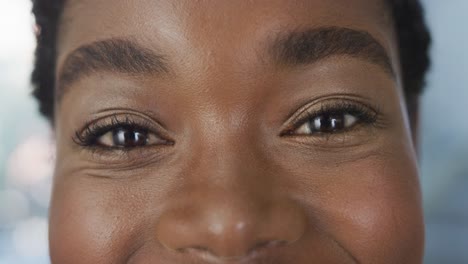 Porträt-Einer-Glücklichen-Afroamerikanischen-Ärztin,-Die-Im-Krankenhaus-Lächelt-Und-In-Die-Kamera-Blickt