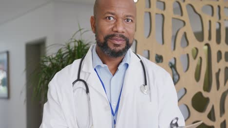 Porträt-Eines-Glücklichen-Afroamerikanischen-Arztes,-Der-Im-Krankenhaus-Lächelt-Und-In-Die-Kamera-Blickt