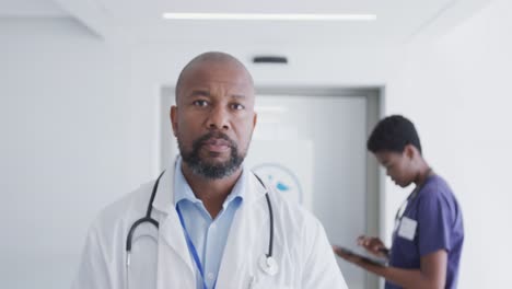 Porträt-Eines-Afroamerikanischen-Männlichen-Arztes,-Der-Im-Krankenhaus-In-Die-Kamera-Blickt