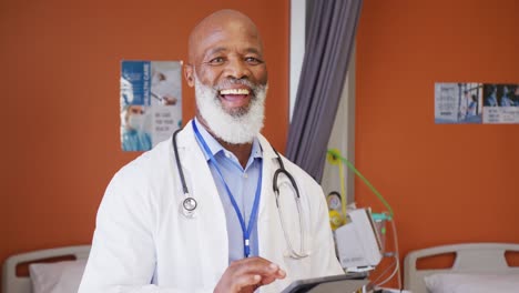 Porträt-Eines-Glücklichen-Afroamerikanischen-Arztes,-Der-Im-Krankenhaus-Lächelt-Und-In-Die-Kamera-Blickt