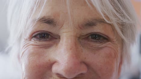 Porträt-Einer-Glücklichen-älteren-Kaukasischen-Frau,-Die-Im-Krankenhaus-Lächelt-Und-In-Die-Kamera-Blickt