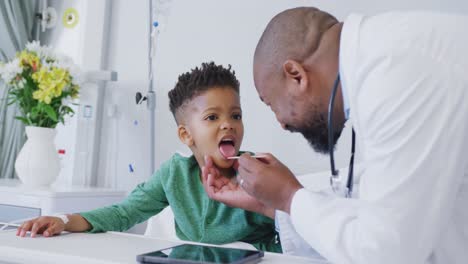 Afroamerikanischer-Arzt-Untersucht-Kinderpatienten-Im-Krankenhaus