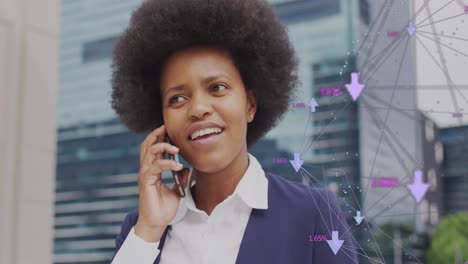 Animation-Von-Netzwerken-Und-Geschäftsdaten-über-Einer-Afroamerikanischen-Frau,-Die-Ihr-Smartphone-Nutzt