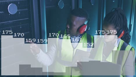 Animation-Der-Datenverarbeitung-über-Afroamerikanische-Arbeiter-Im-Serverraum