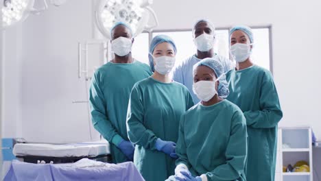 Videoporträt-Einer-Vielfältigen-Gruppe-Von-Chirurgen,-Die-Im-Operationssaal-Für-Die-Operation-Bereit-Sind