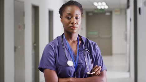Videoporträt-Einer-Seriösen-Afroamerikanischen-Ärztin,-Die-Im-Krankenhausflur-Steht