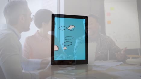 Animation-Von-Cloud--Und-Digitalen-Symbolen-über-Geschäftsleuten