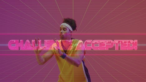 Animation-Von-„Herausforderung-Angenommen“-Text-über-Neonmuster-Und-Gemischtrassigem-Basketballspieler