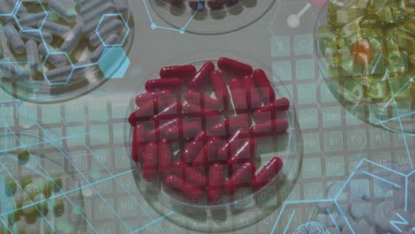 Animation-Von-DNA-Strang-Und-Chemischer-Formel-über-Pillen-Auf-Weißem-Hintergrund