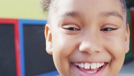 Porträt-Eines-Glücklichen-Afroamerikanischen-Schulmädchens,-Das-Auf-Dem-Spielplatz-In-Die-Kamera-Blickt