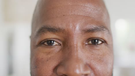 Porträt-Eines-Glücklichen-Afroamerikanischen-Mannes,-Der-In-Die-Kamera-Blickt-Und-Lächelt