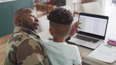 Afroamerikanischer-Vater-Mit-Sohn,-Der-Zusammen-Mit-Laptop-Lernt