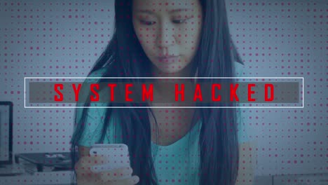 Animation-Von-Systemgehacktem-Text-über-Einer-Asiatischen-Frau,-Die-Ihr-Smartphone-Benutzt