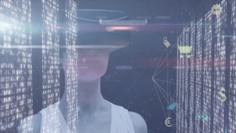 Animation-Von-Symbolen-Und-Datenverarbeitung-über-Einer-Frau,-Die-Ein-VR-Headset-Verwendet