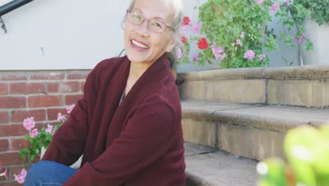 Retrato-De-Una-Feliz-Anciana-Asiática-En-Un-Día-Soleado-En-El-Jardín