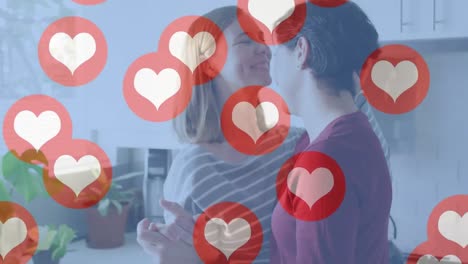 Animation-Von-Herz-Emojis-über-Einem-Glücklichen-Kaukasischen-Weiblichen-Paar,-Das-Sich-Verliebt-Und-Umarmt