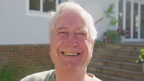 Portrait-of-happy-caucasian-senior-man-on-sunny-day-in-garden