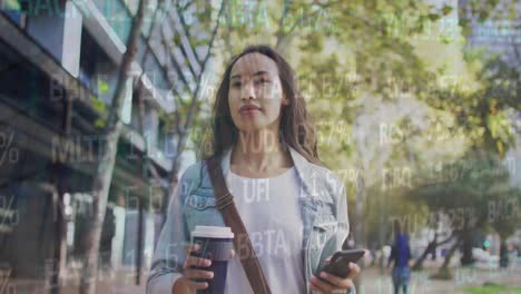 Animation-Der-Datenverarbeitung-An-Der-Börse-über-Eine-Asiatische-Frau,-Die-Ihr-Smartphone-Auf-Der-Straße-Nutzt