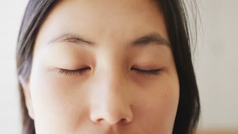 Porträt-Einer-Glücklichen-Asiatischen-Frau,-Die-Ihre-Augen-öffnet-Und-In-Die-Kamera-Blickt