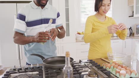 Glückliches,-Vielfältiges-Paar,-Das-In-Der-Küche-Kocht-Und-Das-Frühstück-Zubereitet