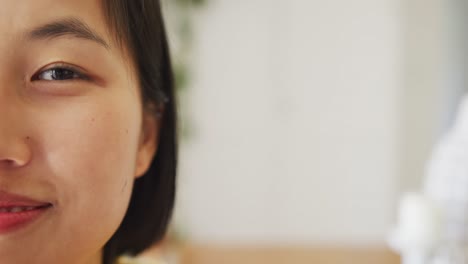 Porträt-Einer-Glücklichen-Asiatischen-Frau,-Die-Im-Wohnzimmer-In-Die-Kamera-Blickt