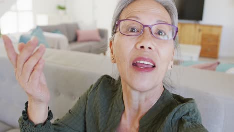 Retrato-De-Una-Feliz-Anciana-Asiática-Hablando-Y-Haciendo-Videollamadas