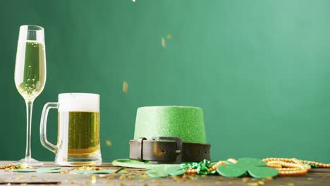 Video-Von-St.-Patrick&#39;s-Glas-Champagner,-Bier,-Hut-Mit-Kopierraum-Auf-Grünem-Hintergrund