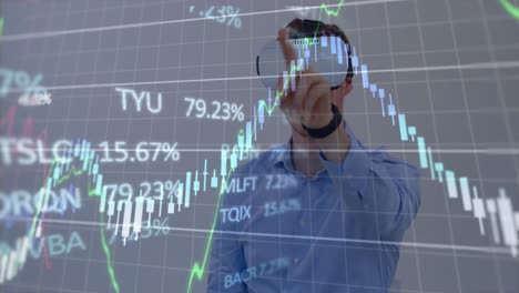 Ein-Mann-Benutzt-Ein-Virtual-Reality-Headset,-Während-Im-Hintergrund-Börseninformationen-Angezeigt-Werden