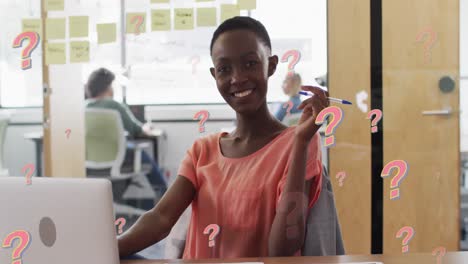 Animation-Von-Fragezeichen-über-Einer-Afroamerikanischen-Geschäftsfrau,-Die-Im-Büro-Arbeitet