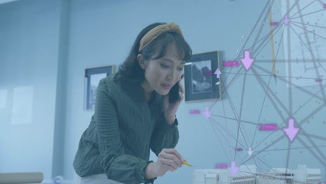 Animation-Des-Netzwerks-Von-Verbindungen-über-Eine-Asiatische-Geschäftsfrau,-Die-Im-Büro-Arbeitet