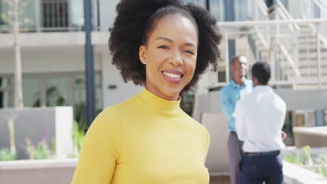 Porträt-Einer-Afroamerikanischen-Geschäftsfrau,-Die-In-Die-Kamera-Blickt-Und-Im-Büro-Lächelt,-Zeitlupe