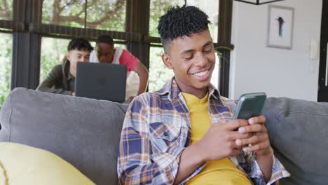Video-Von-Glücklichen,-Vielfältigen-Männlichen-Teenager-Freunden,-Die-Smartphones-Nutzen,-Zeitlupe