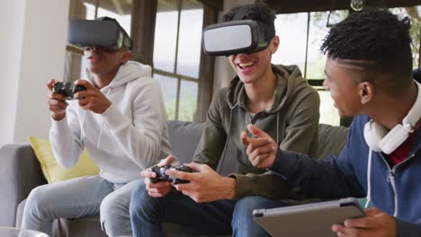 Fröhliche,-Vielfältige-Männliche-Teenager-Freunde,-Die-Zu-Hause-Videospiele-Spielen-Und-VR-Headsets-Verwenden,-Zeitlupe