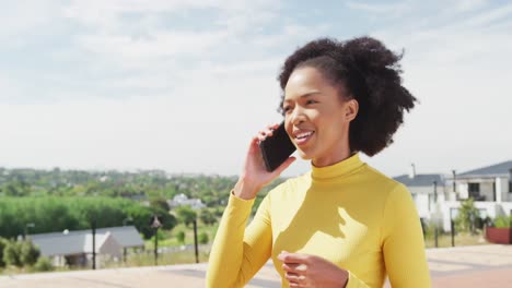 Feliz-Empresaria-Afroamericana-Hablando-Por-Teléfono-Inteligente-En-La-Calle,-Cámara-Lenta