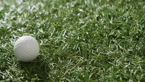 Nahaufnahme-Eines-Golfballs-Auf-Gras,-Kopierraum,-Zeitlupe