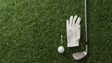 Nahaufnahme-Von-Golfschläger,-Ball-Und-Handschuh-Auf-Gras,-Kopierraum,-Zeitlupe