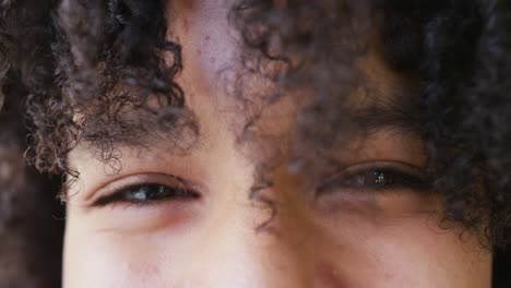 Porträt-Nahaufnahme-Der-Augen-Eines-Glücklichen-Lächelnden-Afroamerikanischen-Teenagermädchens,-Zeitlupe
