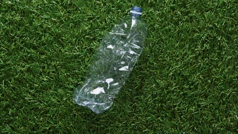 Nahaufnahme-Von-Plastikflaschenmüll-Auf-Grashintergrund,-Mit-Kopierraum