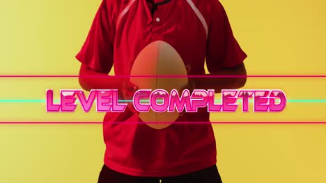 Animation-Des-Level-Abschlusstextes-über-Einer-Rugbyspielerin-Auf-Neonfarbenem-Hintergrund