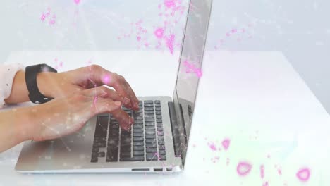 Animación-De-Red-De-Conexiones-Con-Código-Qr-Sobre-Mujer-Caucásica-Usando-Laptop