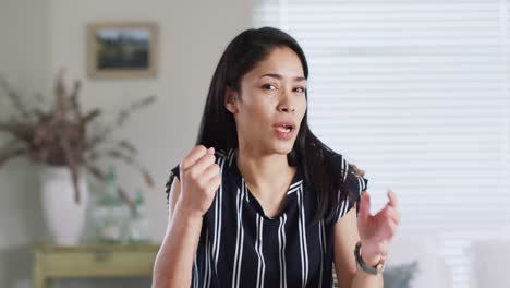 Mujer-Asiática-Haciendo-Videollamadas-De-Negocios-En-Casa,-Hablando-Y-Gesticulando,-Cámara-Lenta