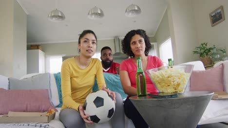 Verschiedene-Angespannte-Weibliche-Und-Männliche-Freunde,-Die-Zu-Hause-Fußball-Im-Fernsehen-Schauen,-In-Zeitlupe