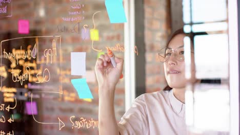 Nachdenkliche-Asiatische-Kreative-Geschäftsfrau-Beim-Brainstorming-Von-Ideen-Im-Ungezwungenen-Büro,-Zeitlupe