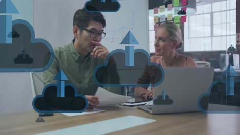 Animation-Digitaler-Cloud-Symbole-über-Verschiedenen-Geschäftsleuten-Im-Büro